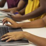 Latinoamérica suma tecnología a educación, pero las brechas limitan su impacto pedagógico