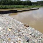Tras inundación de plásticos y basura, alcalde de Villa Vásquez clama por campaña educativa
