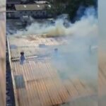 Bomberos confinan el incendio en empresa de baños en Santo Domingo Este