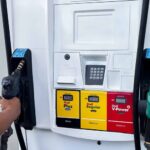 El sello del Indocal que garantiza que las «bombas» venden el combustible pagado