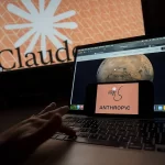 Anthropic sugiere «pausar» el desarrollo de la IA: «El papel humano se está reduciendo en cada paso»