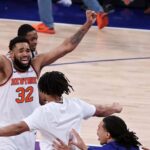 Towns es captado mientras le pide a los fanáticos rodear a Harper en la jugada final del partido 4
