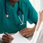 ¿Cuáles factores elevan el riesgo de cánceres gastrointestinales en adultos jóvenes?