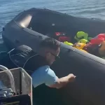 Un ultra británico acuchilla un bote inflable de inmigrantes con una persona a bordo