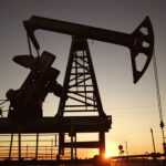 Petróleo de Texas sube un 3 % y cierra en 97.97 dólares por caída de reservas en EE. UU. y tensiones con Irán